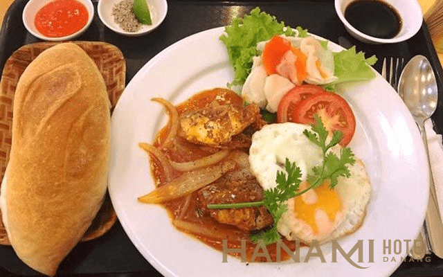 Bánh Mì Ốp La & Heo Quay - Quang Dũng