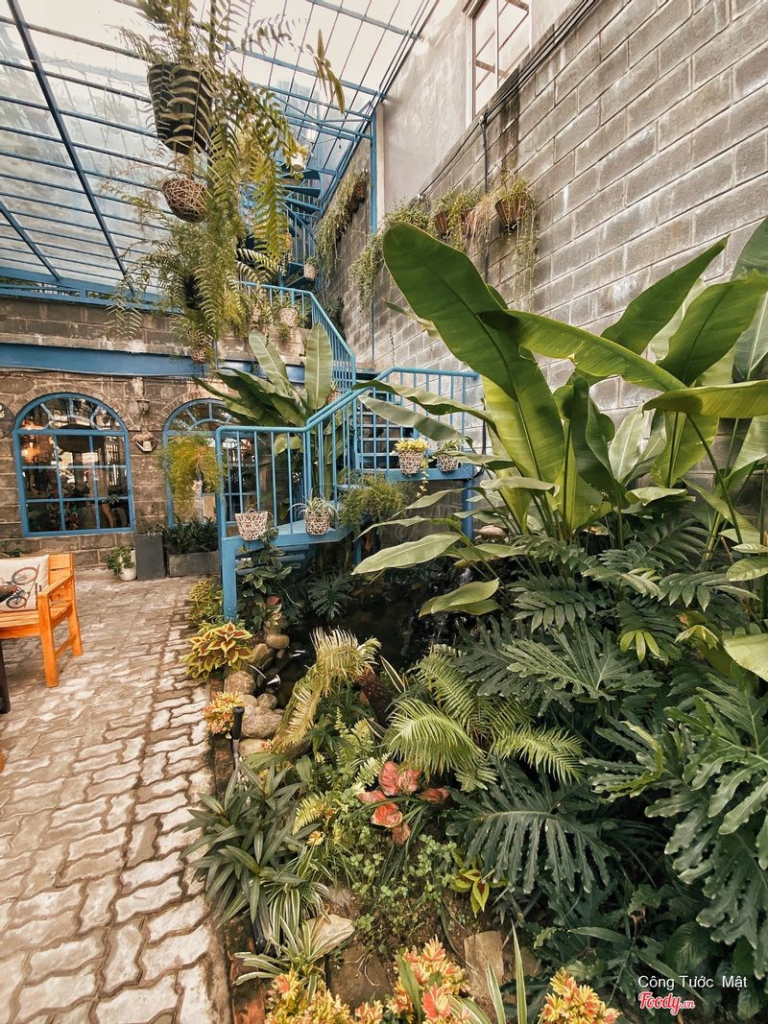 Không gian trong quán Le Petit - Châu Thị Vĩnh Tế