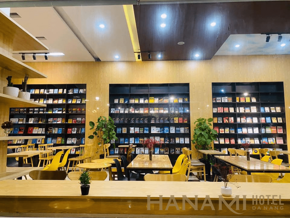 Kho tàng sách tại Hạnh Phúc book coffee - Châu Thị Vĩnh Tế