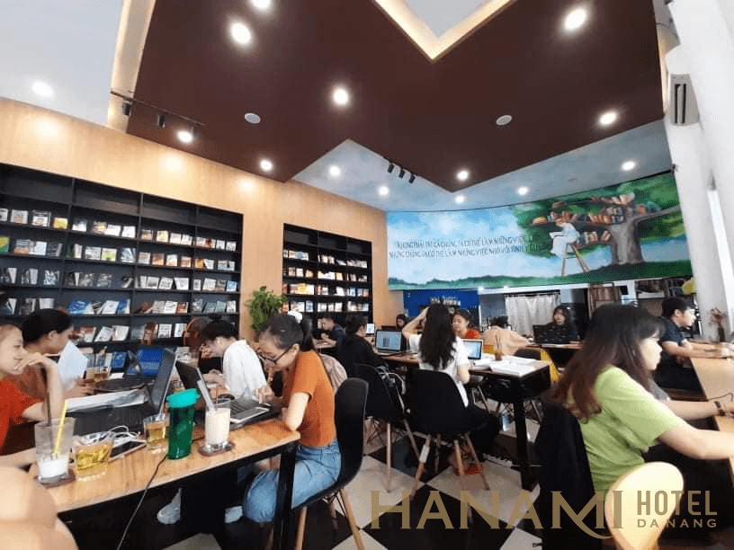 Không gian học tập và làm việc tại Hạnh Phúc Book Coffee - Châu Thị Vĩnh Tế