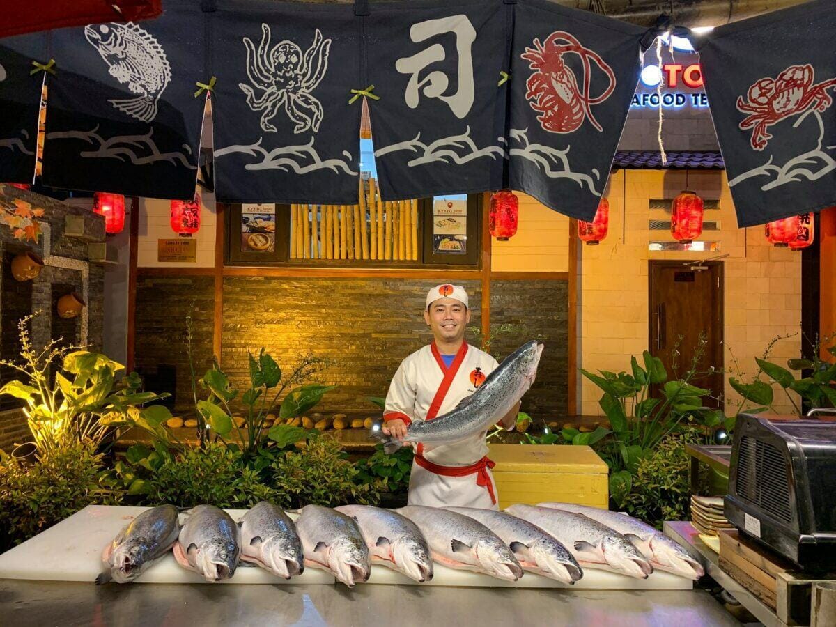 mổ cá hồi tươi tại quán nướng Kyoto Shushi Đà Nẵng