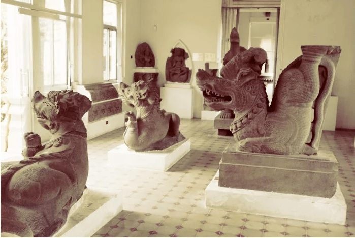 tượng điêu khắc bên trong bảo tàng chăm đà nẵng