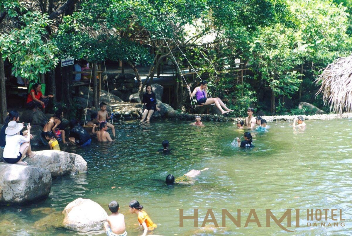tắm suối ở khu du lịch sinh thái suối Lương Đà Nẵng - Hai van Park 