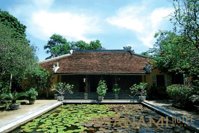 Ao sen hay bể cạn phía trước nhà đại diện cho yếu tố thủy trong kiến trúc nhà vườn xưa