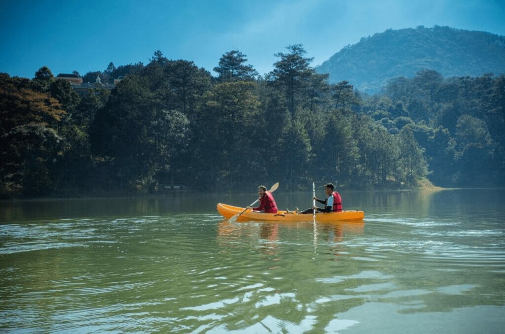 Chèo thuyền trên hồ Tuyền Lâm là trải nghiệm phải thử tại đây 