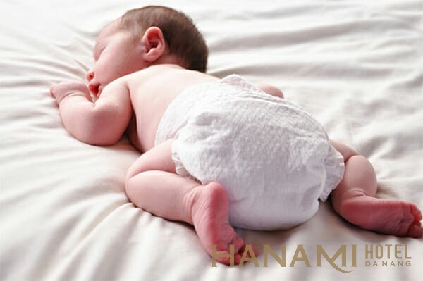 Lựa chọn bỉm cho trẻ sơ sinh nên được chế tạo từ vải không dệt êm nhẹ. 