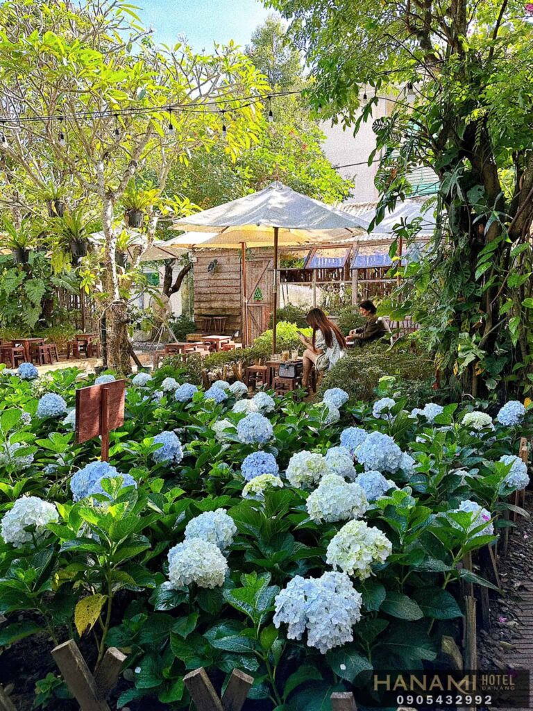 Quán cafe có trang trí hoa tươi ở Đà Nẵng